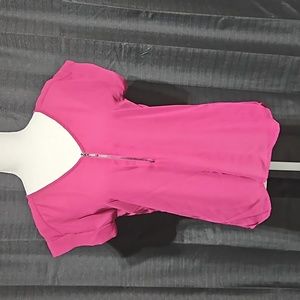 Short sleeve hi-lo top with zipper